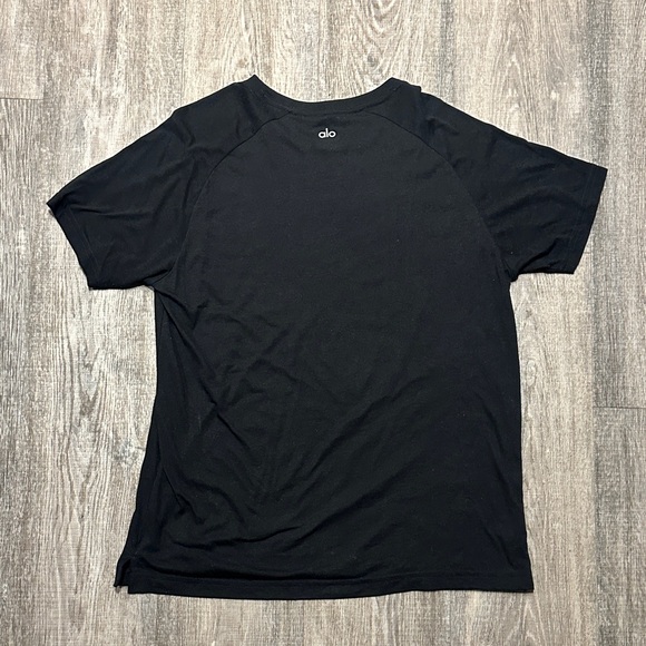 ALO Yoga Men's Classic Black Tee - Picture 2 of 2